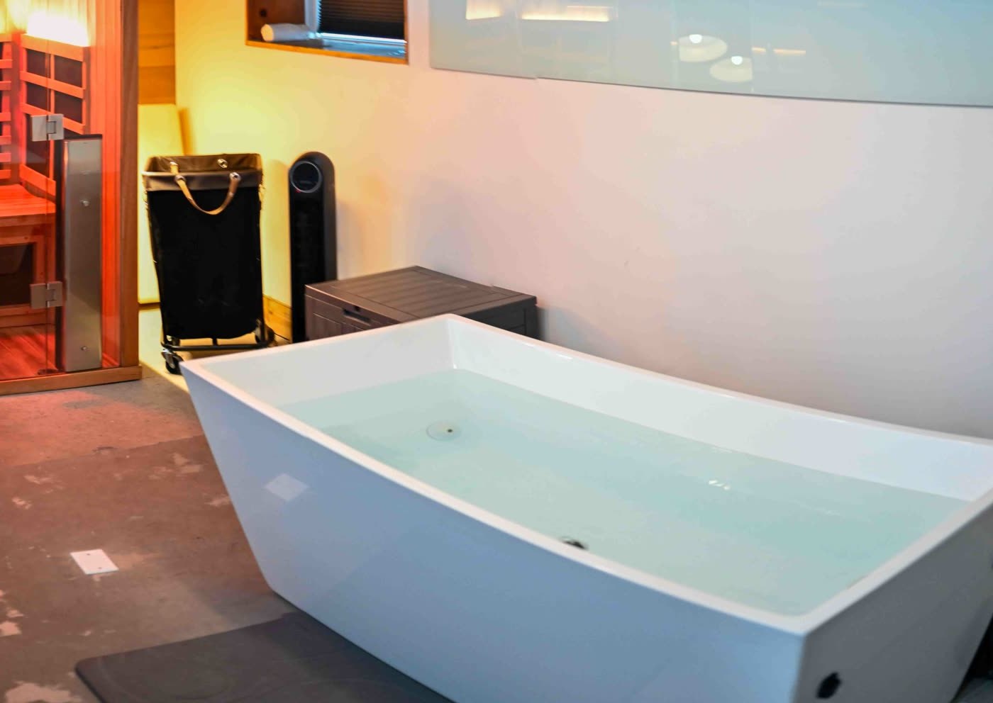 Cold plunge tub beside the infrared sauna at the SDBody Mission Hills clinic